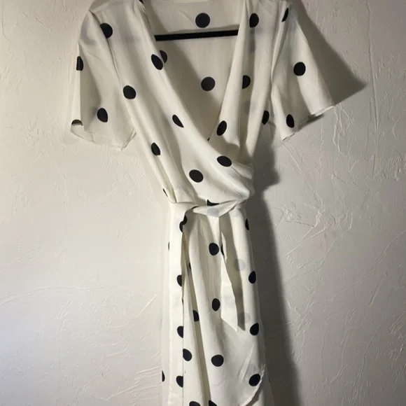 ⚫️‼️NWT‼️”CUPSHE” Black/White Polka Dot Wrap Dress - Picture 4 of 5